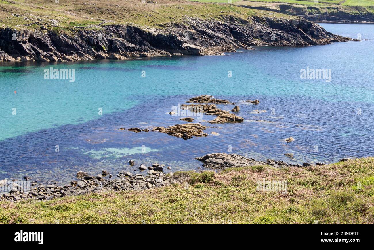 Acque blu limpide sulla costa occidentale di Cork Irlanda Foto Stock