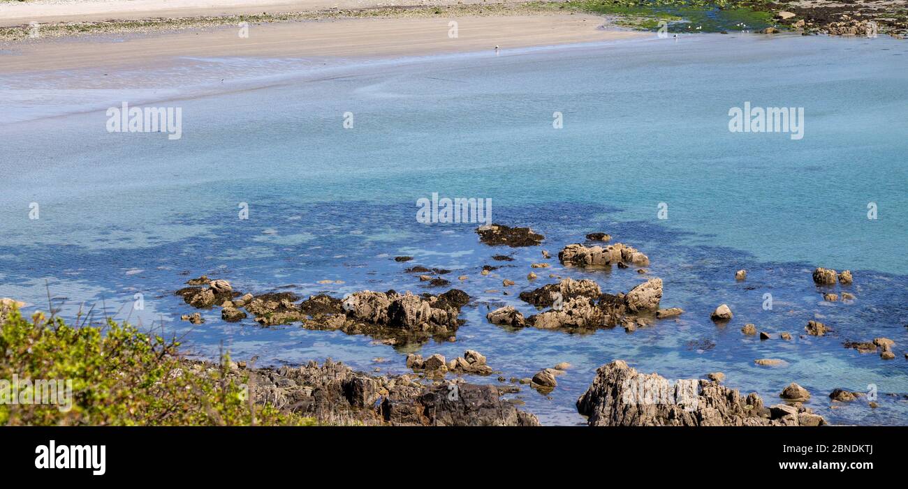 Acque blu limpide sulla costa occidentale di Cork Irlanda Foto Stock