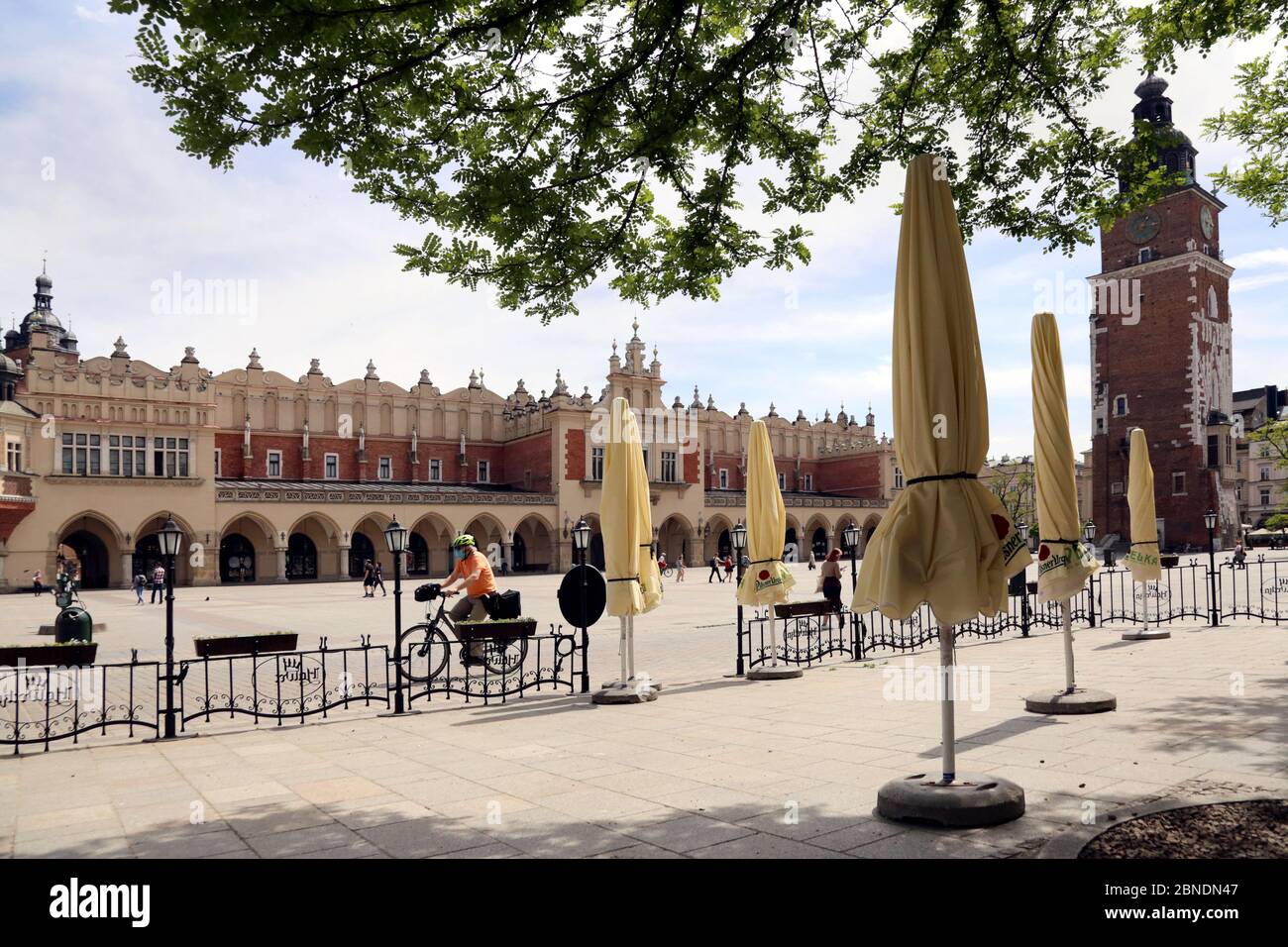 Cracovia. Cracovia. Polonia. Mercato principale desertato Place.Torre del Municipio (Wieza Ratuszowa) e Sala dei tessuti (Sukiennice). Foto Stock