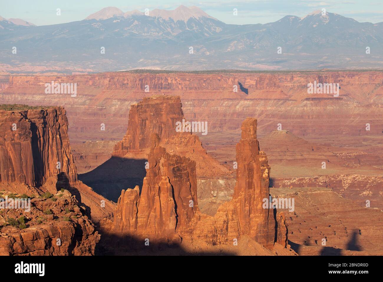 Airport Tower e Washer Woman da Mesa Arch, Island in the Sky, Canyonlands National Park, Utah, Stati Uniti. Foto Stock