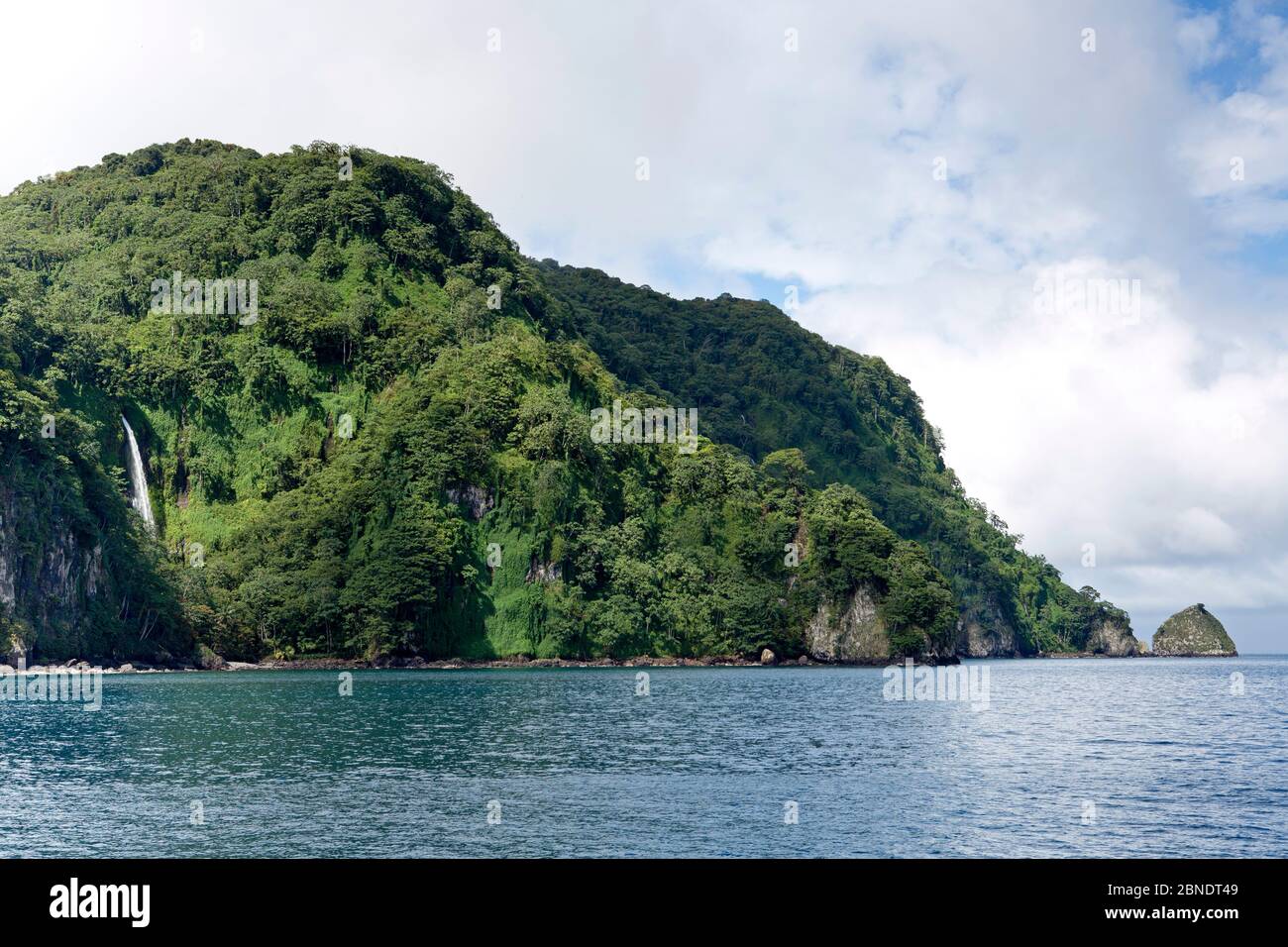 Cascata sulla costa, Cocos Island National Park, Costa Rica, Est Oceano Pacifico Foto Stock