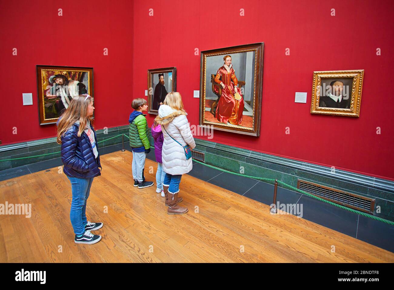 Visitatori del museo d'arte alla National Gallery di Londra Foto Stock