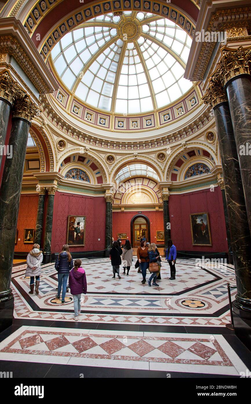 Visitatori del museo d'arte alla National Gallery di Londra Foto Stock