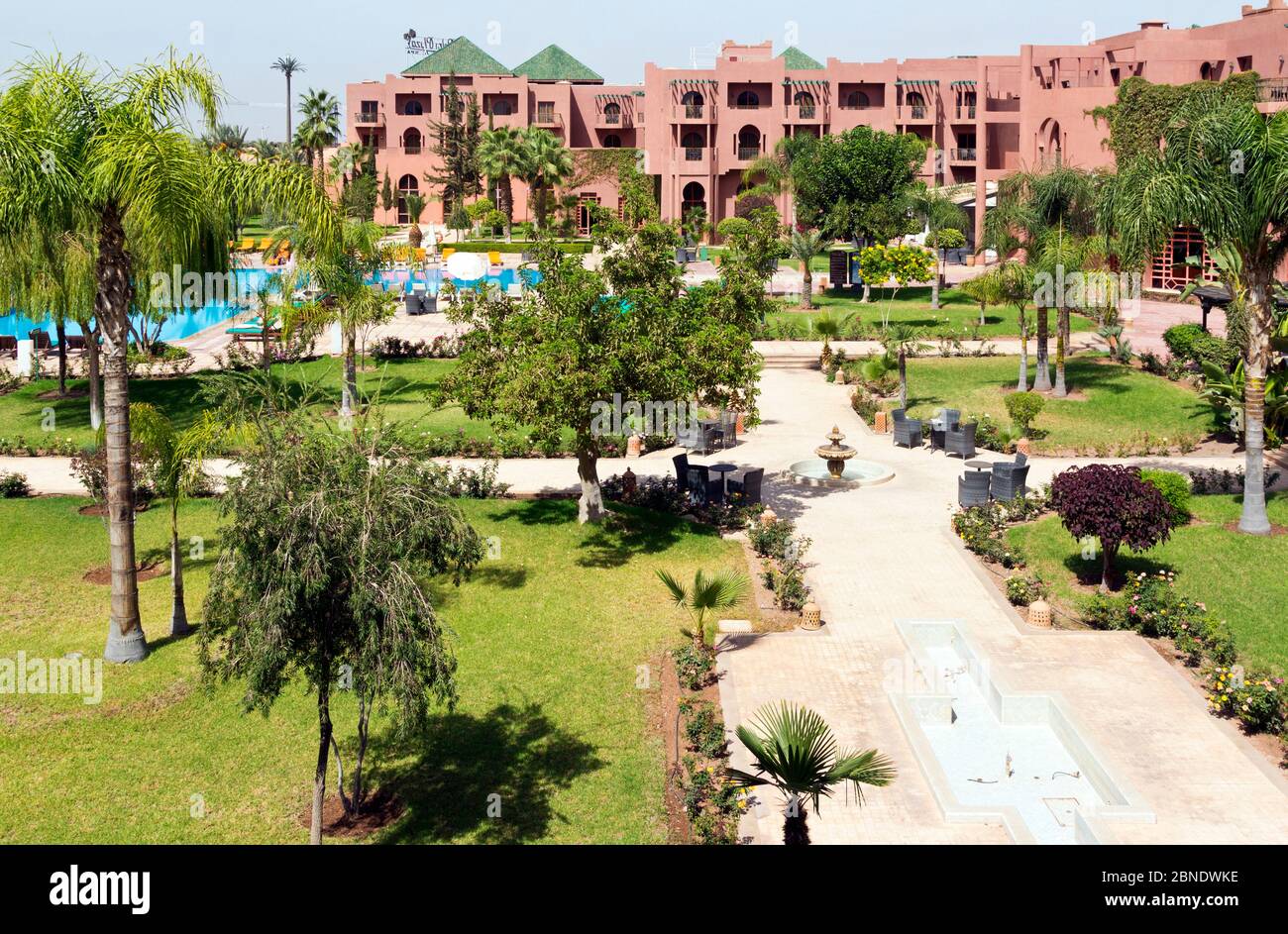 Vista giardino di un hotel di lusso a Marrakech, Marocco Foto Stock
