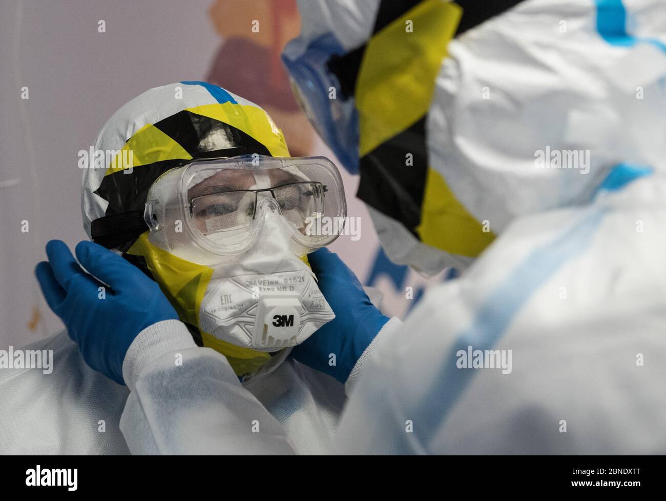 (200514) -- MOSCA, 14 maggio 2020 (Xinhua) -- UN medico controlla i dispositivi di protezione individuale (PPE) di un collega presso il Centro Nazionale di Ricerca Medica per l'Endocrinologia, dove i pazienti affetti da COVID-19 sono trattati a Mosca, Russia, il 14 maggio 2020. La Russia ha confermato 9,974 nuovi casi COVID-19 nelle ultime 24 ore, portando il suo numero totale di infezioni a 252,245, il suo centro di risposta coronavirus ha detto in una dichiarazione Giovedi. Secondo il Center for Systems Science, giovedì i casi di COVID-19 confermati a livello mondiale sono stati 4.4 milioni, raggiungendo le 4,405,019 alle 32:12 (1632 GMT) Foto Stock
