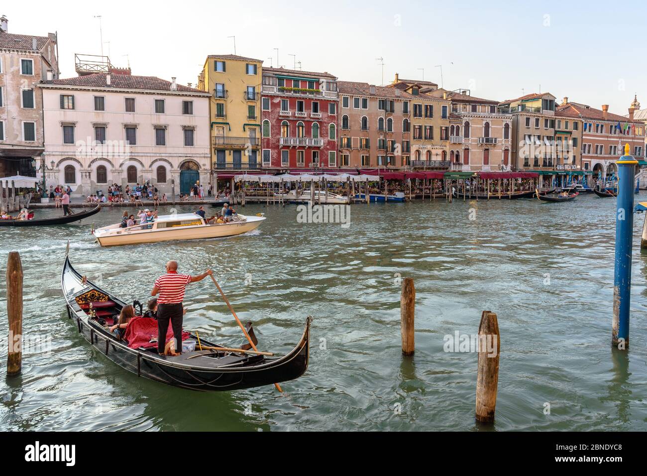 Una gondola che si spinge sul Canal Grande di Venezia Foto Stock