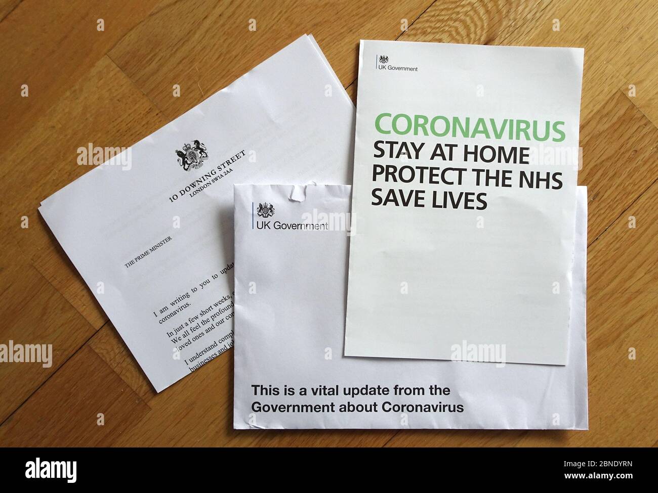 Londra, Regno Unito - 08 aprile 2020: Tavola e lettera in legno del primo ministro con informazioni e consulenza sul coronavirus covid-19 focolaio t Foto Stock