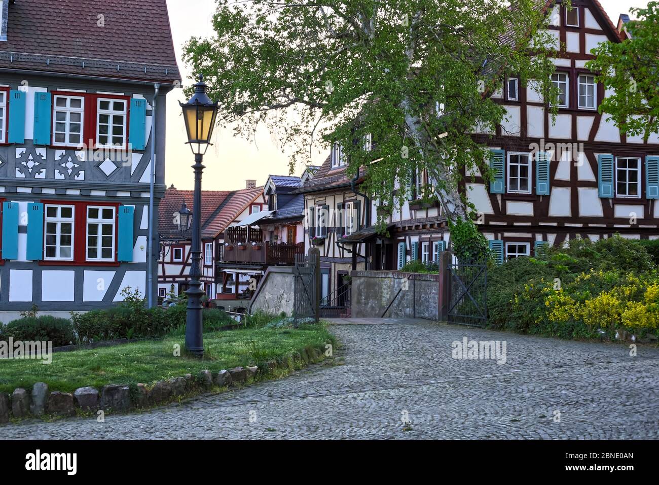 Historiische Altstadt in Deutschland mit Fachwerkhäusern mit Abendstimmung. Foto Stock