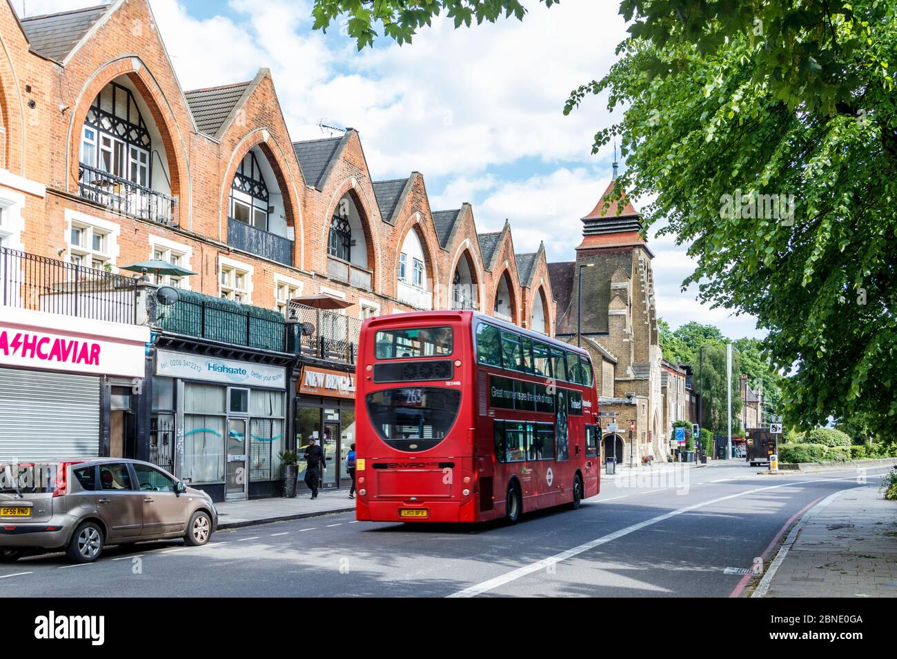 Un autobus 263 vuoto sulla strada insolitamente tranquilla A1 Archway, normalmente una strada molto trafficata, durante il blocco pandemico del coronavirus, Londra, Regno Unito Foto Stock