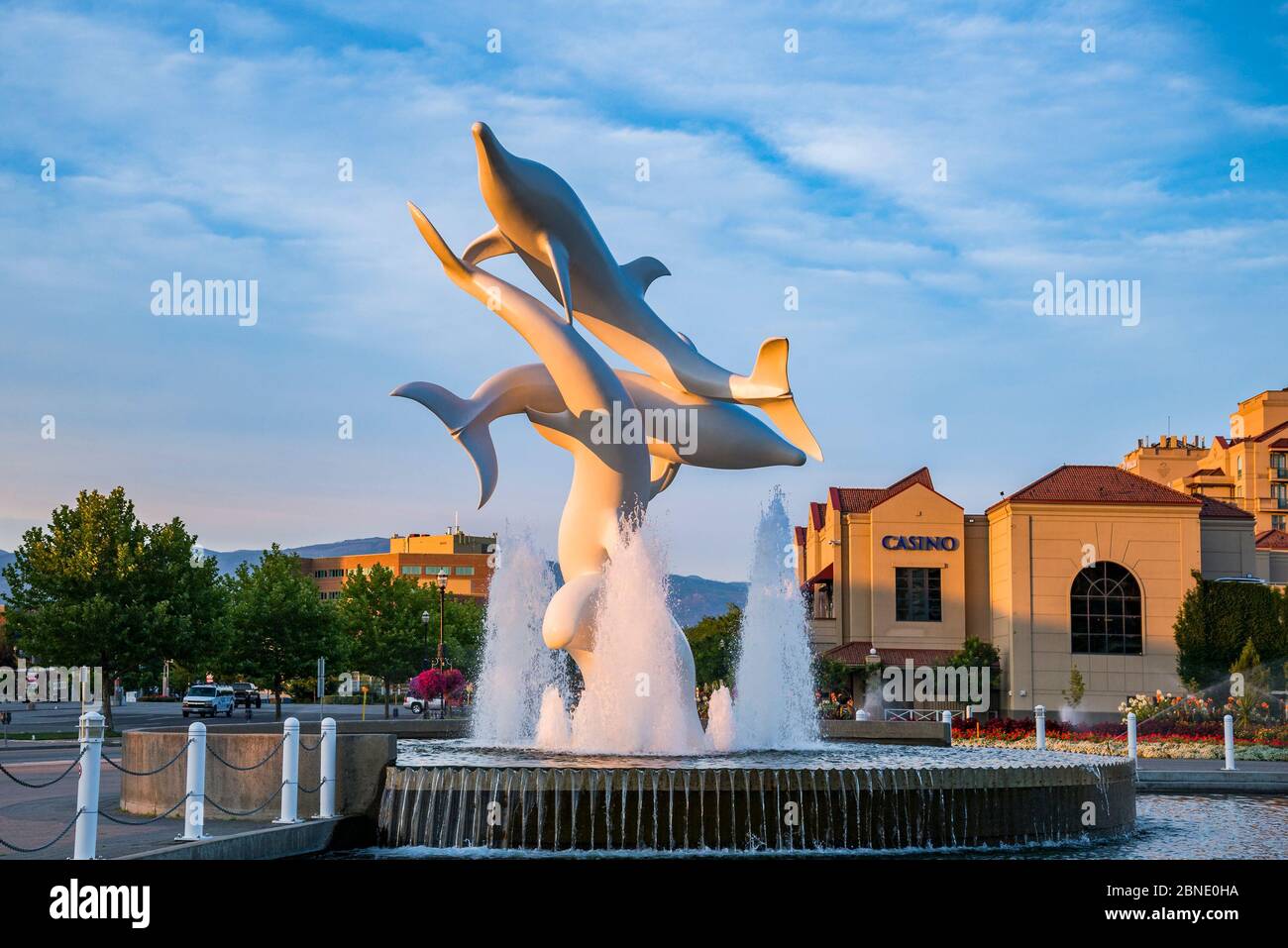 Fontana dei Delfini, Rhapsody dell'artista Robert Dow Reid, Waterfront Park, Kelowna, Okanagan Valley, British Columbia, Canada Foto Stock