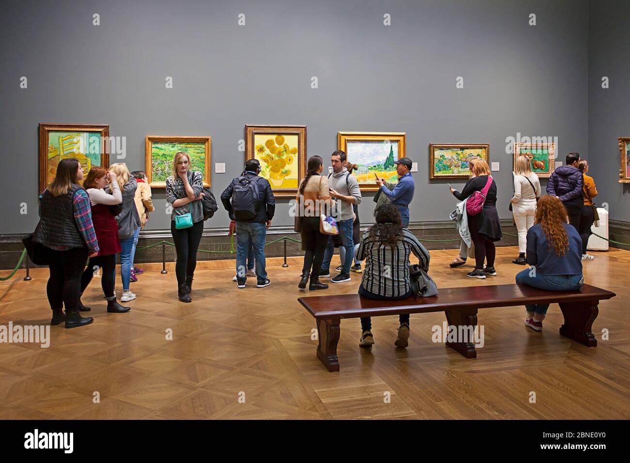 I visitatori del museo d'arte si divertono con l'arte alla National Gallery di Londra Foto Stock