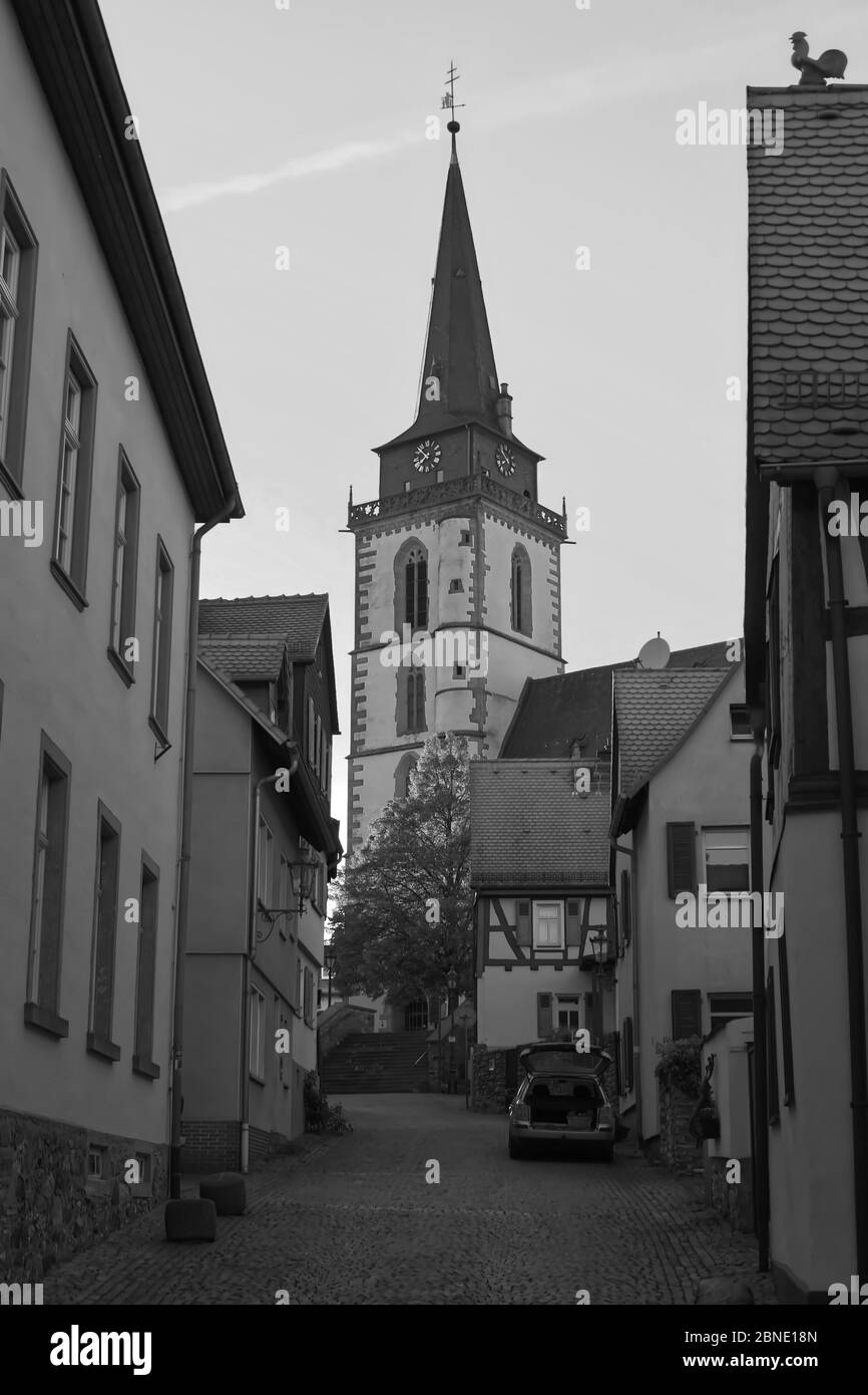 Kirchturm in der Altstadt Foto Stock