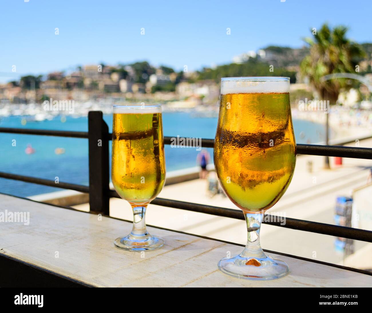 Le sue e le sue birre ghiacciate rinfrescanti in una giornata di sole che si affaccia sulla baia Foto Stock