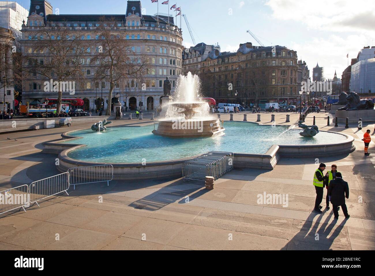 Equipaggio di manutenzione e fontana, Trafalgar Square Foto Stock