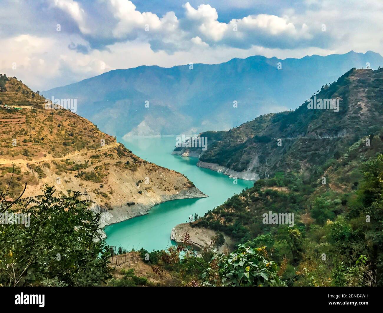 Viste magiche del paesaggio del fiume Bhagirathi vicino alla diga di Tehri, Chamba, Uttarakhand, India. La diga di Tehri è la più alta in India. Montagne verdi. Foto Stock