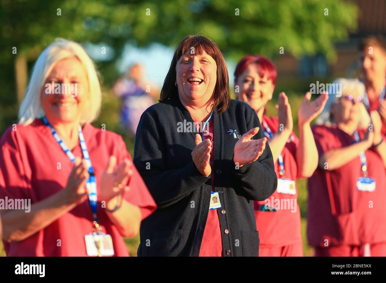 Dudley, West Midlands, Regno Unito. 14 maggio 2020. Infermieri e personale ospedaliero presso l'ospedale Russells Hall di Dudley, West Midlands, vengono fuori per applaudire gli assistenti e colleghi operatori di prima linea NHS. Credit: Peter Lopeman/Alamy Live News Foto Stock