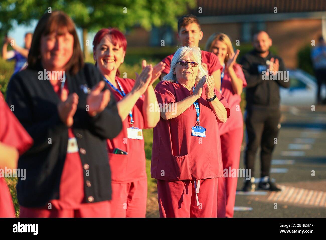 Dudley, West Midlands, Regno Unito. 14 maggio 2020. Infermieri e personale ospedaliero presso l'ospedale Russells Hall di Dudley, West Midlands, vengono fuori per applaudire gli assistenti e colleghi operatori di prima linea NHS. Credit: Peter Lopeman/Alamy Live News Foto Stock