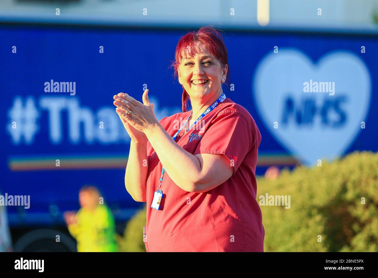 Dudley, West Midlands, Regno Unito. 14 maggio 2020. Infermieri e personale ospedaliero presso l'ospedale Russells Hall di Dudley, West Midlands, vengono fuori per applaudire gli assistenti e colleghi operatori di prima linea NHS. Credit: Peter Lopeman/Alamy Live News Foto Stock