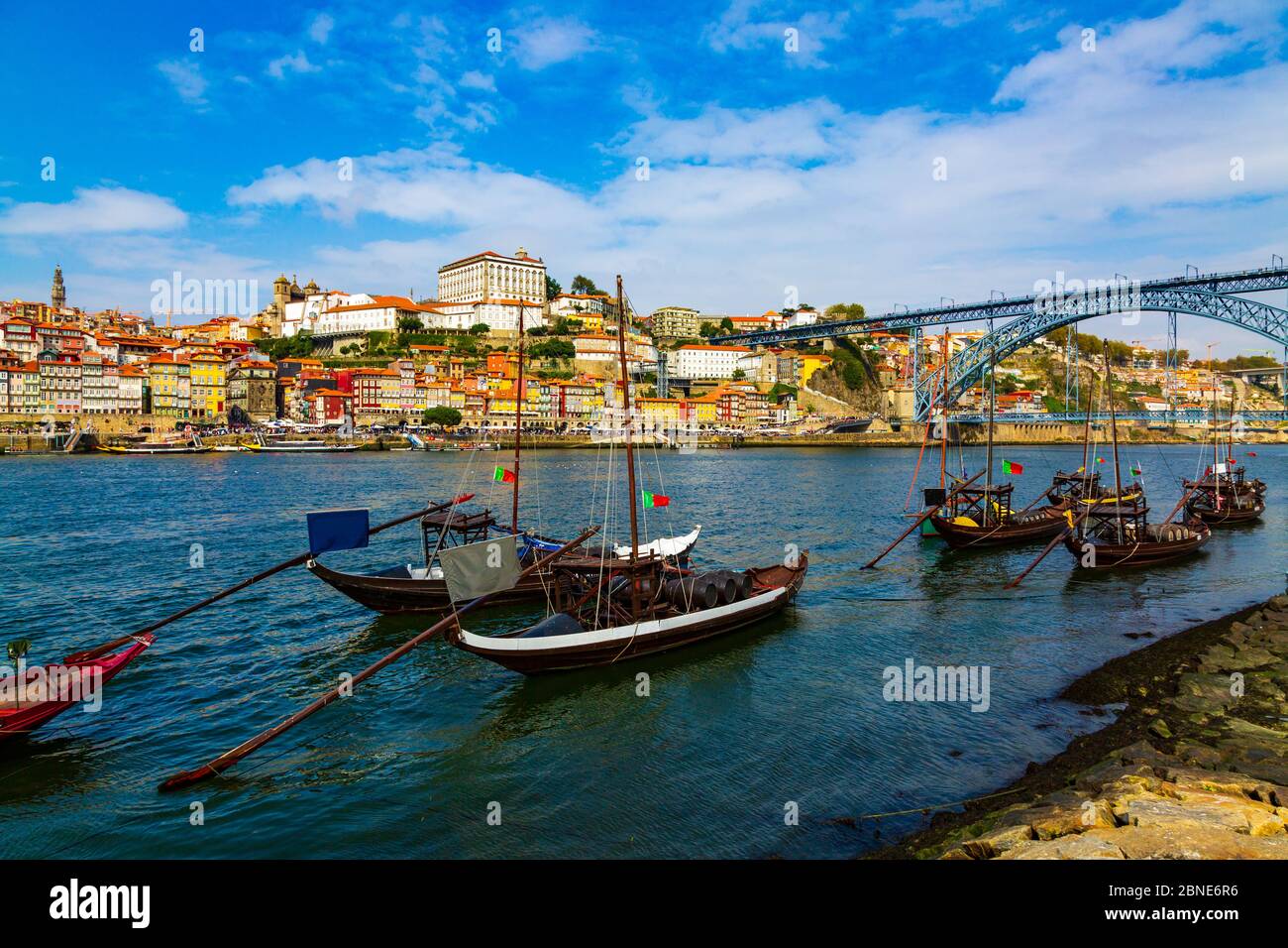 Porto, Portogallo, città vecchia di Riberia con il ponte Dom Lusi e il fiume Douro con le tradizionali barche Rabelo Foto Stock