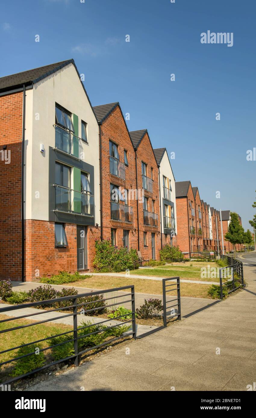 SWANSEA, GALLES - LUGLIO 2018: Nuove case nello sviluppo della rigenerazione SA1 a Swansea Foto Stock