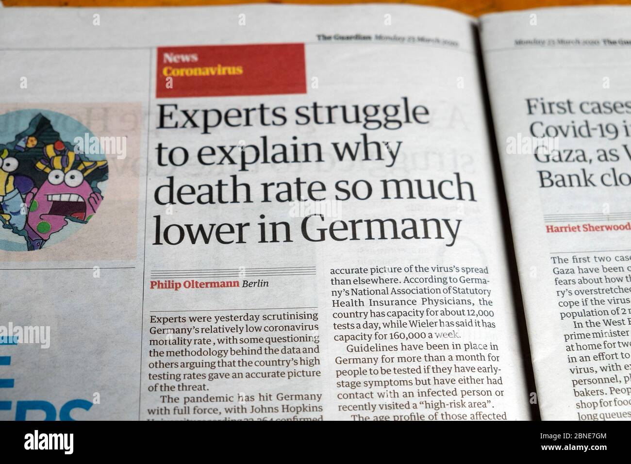 Giornale Guardian all'interno della pagina Covid titolo articolo clipping 'gli esperti lottano per spiegare perché il tasso di mortalità così tanto più basso in Germania' Marzo 2020 UK Foto Stock