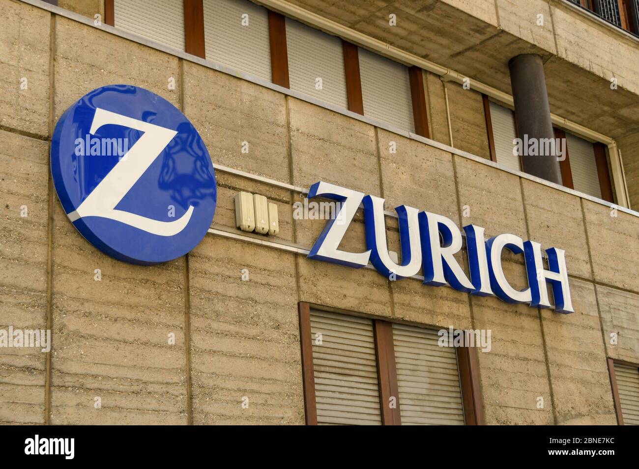 COMO, ITALIA - GIUGNO 2019: Firma sul muro degli uffici di Zurigo, un'attività di servizi finanziari. Foto Stock