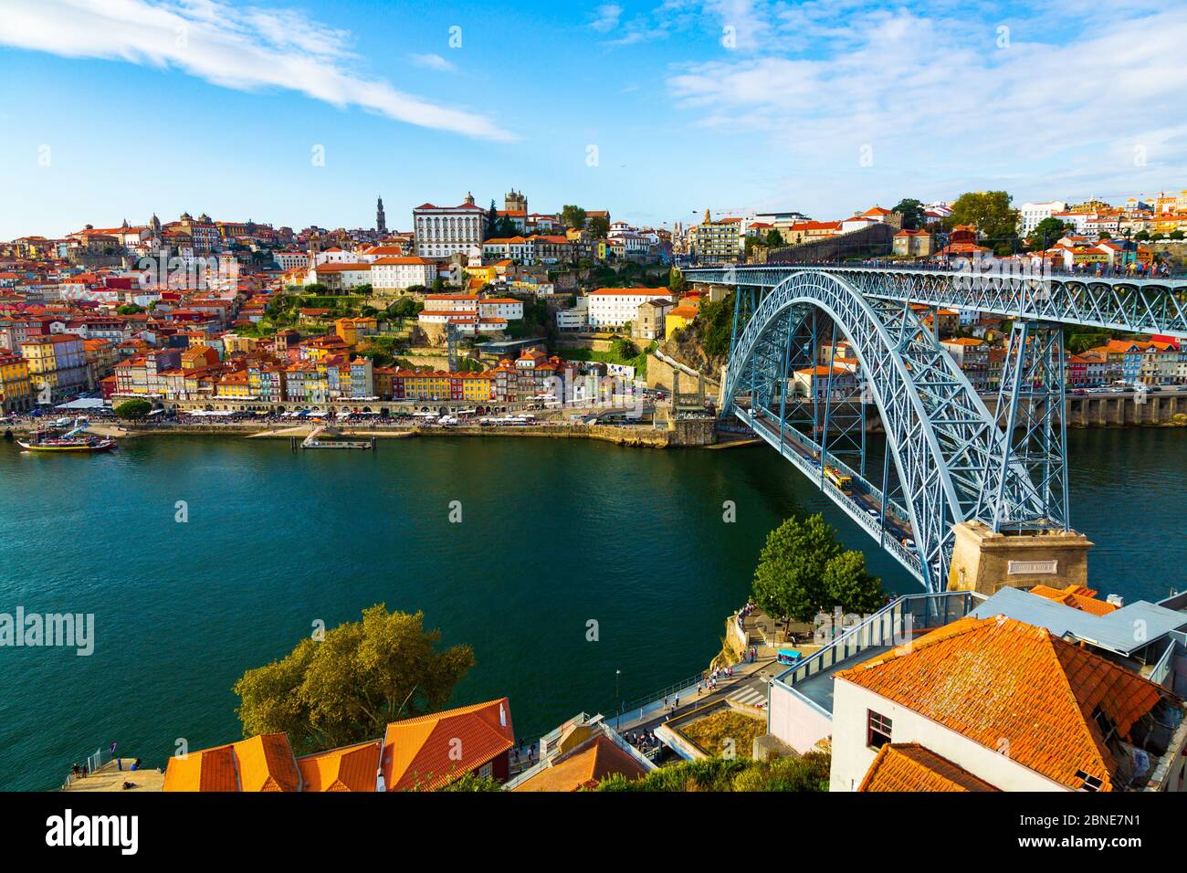 Porto, Portogallo, vista pittoresca della città vecchia di Riberia e Ponte de Dom Luis ponte sul fiume Douro. Foto Stock