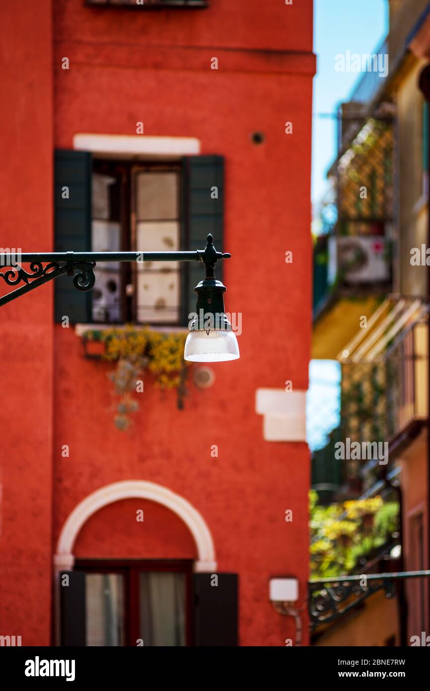 Vista turistica di Venezia. Canali con riflessi. Luci di strada e case colorate al sole. Comfort e tranquillità. Italia. Foto Stock