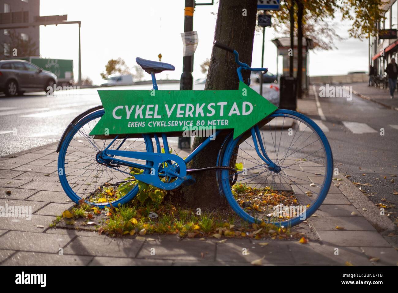 Bellissimo scatto di un cartello verde su una bicicletta in il marciapiede Foto Stock