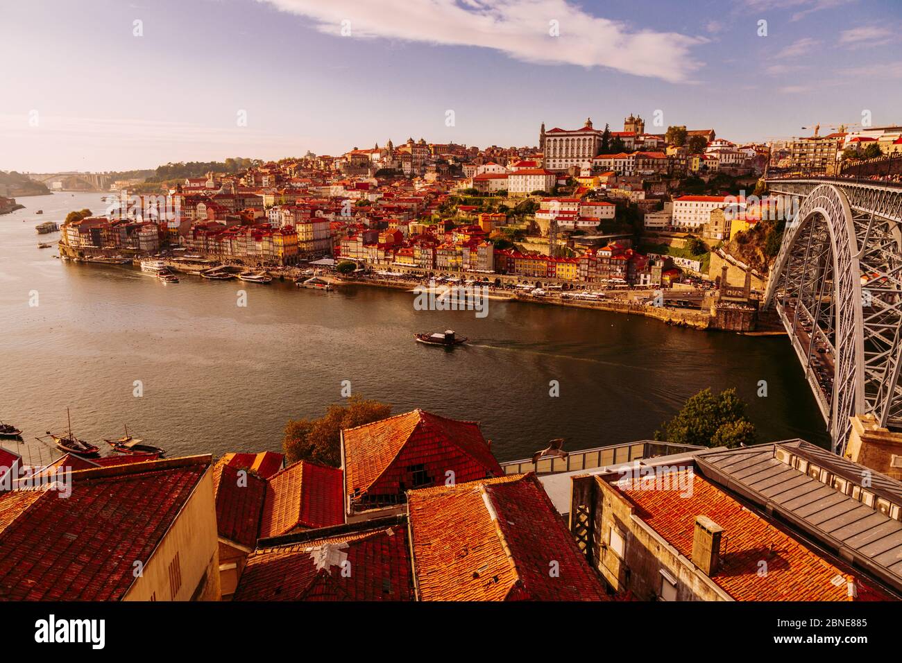 Porto, Portogallo, la città vecchia edifici colorati del quartiere di Riberia e il fiume Douro Foto Stock
