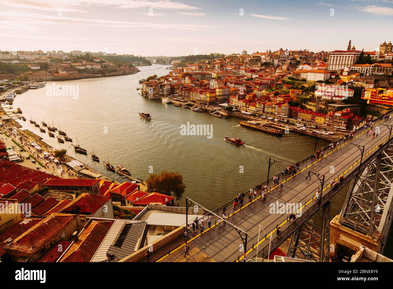 Porto, Portogallo, vista pittoresca della città vecchia di Riberia e Ponte de Dom Luis ponte sul fiume Douro. Foto Stock