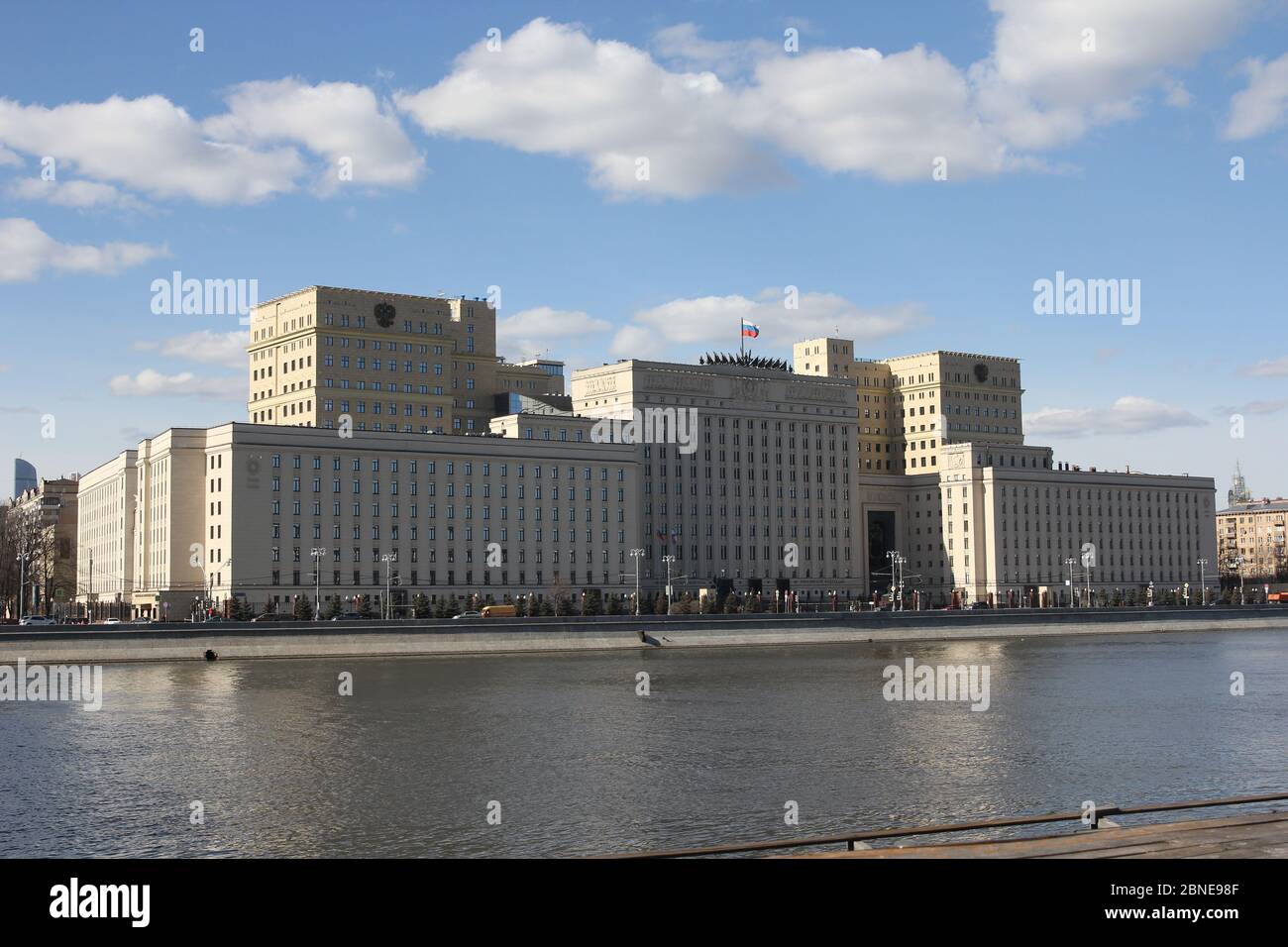 MOSCA, RUSSIA - 21 MAGGIO 2015: Sede del Ministero della Difesa della  Russia sull'argine di Frunzenskaya a Mosca Russia Foto stock - Alamy