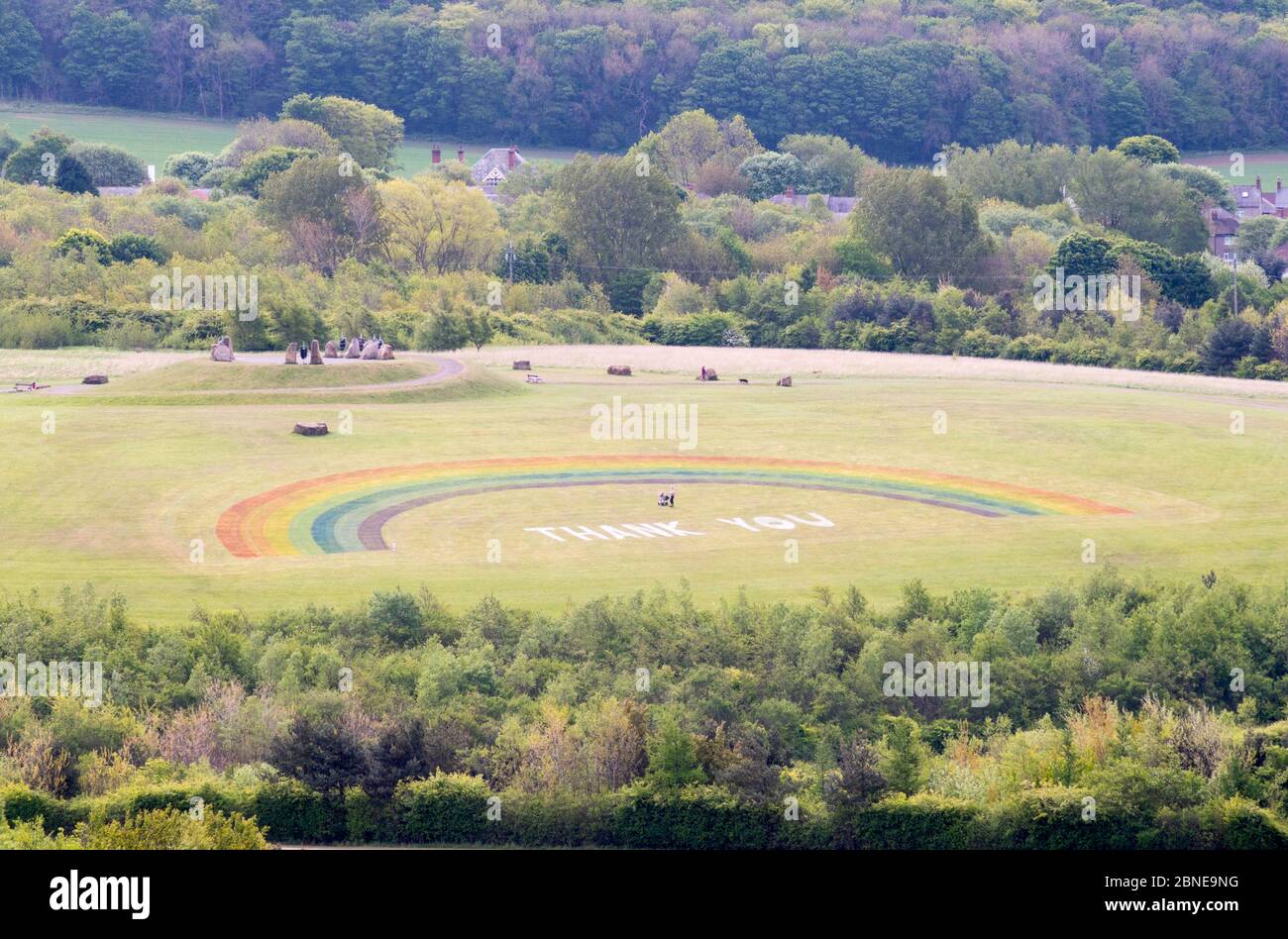 L'arcobaleno dell'NHS che dimostra solidarietà con i lavoratori dell'NHS, su una collina a Herrington Country Park, Sunderland, Inghilterra, Regno Unito Foto Stock