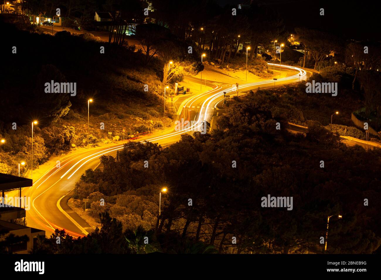 Camps Bay, Città del Capo, visto di notte dal Capo Lions, Sud Africa Foto Stock