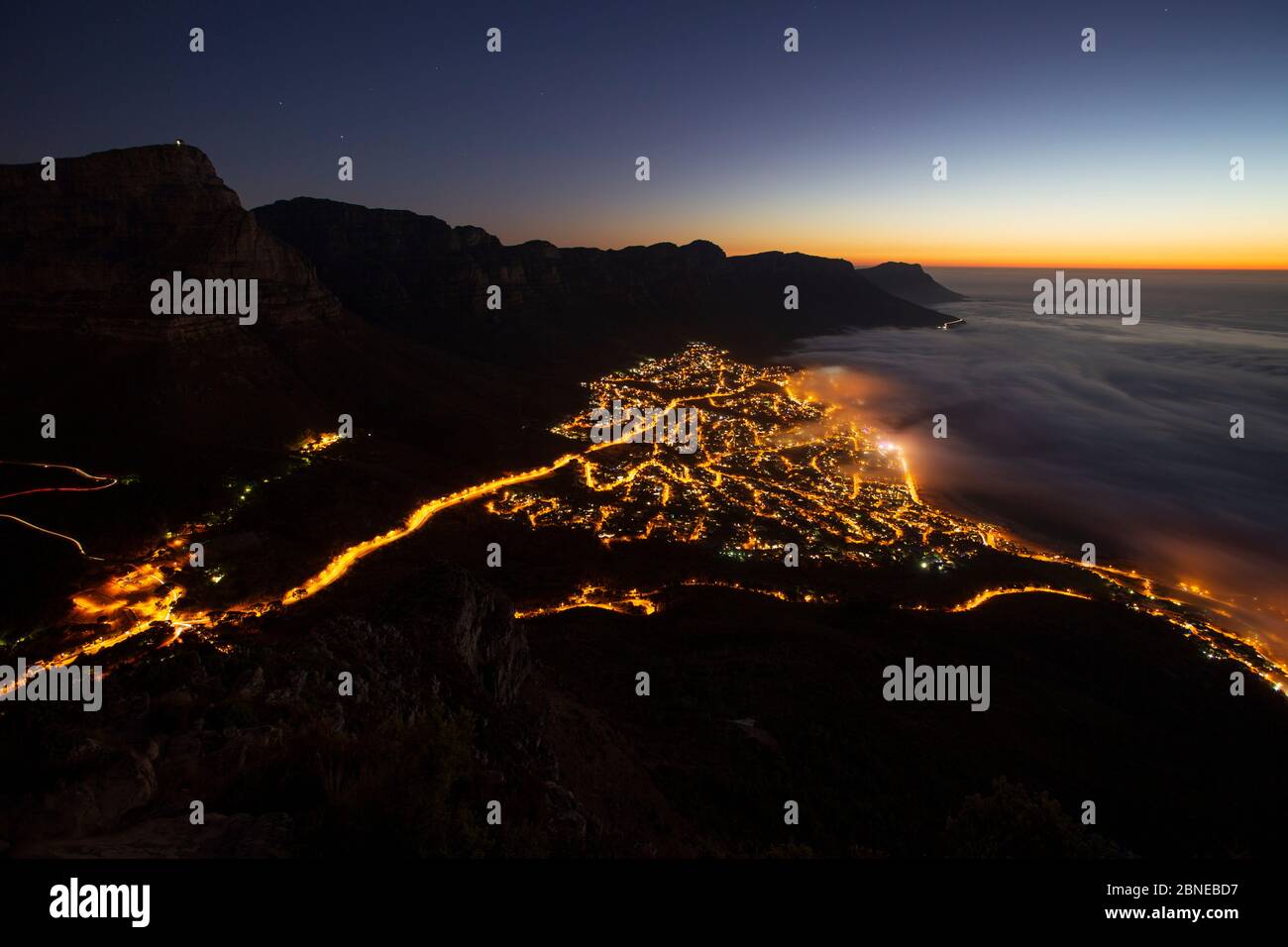 Camps Bay, Città del Capo, visto di notte dal Capo Lions, Sud Africa Foto Stock