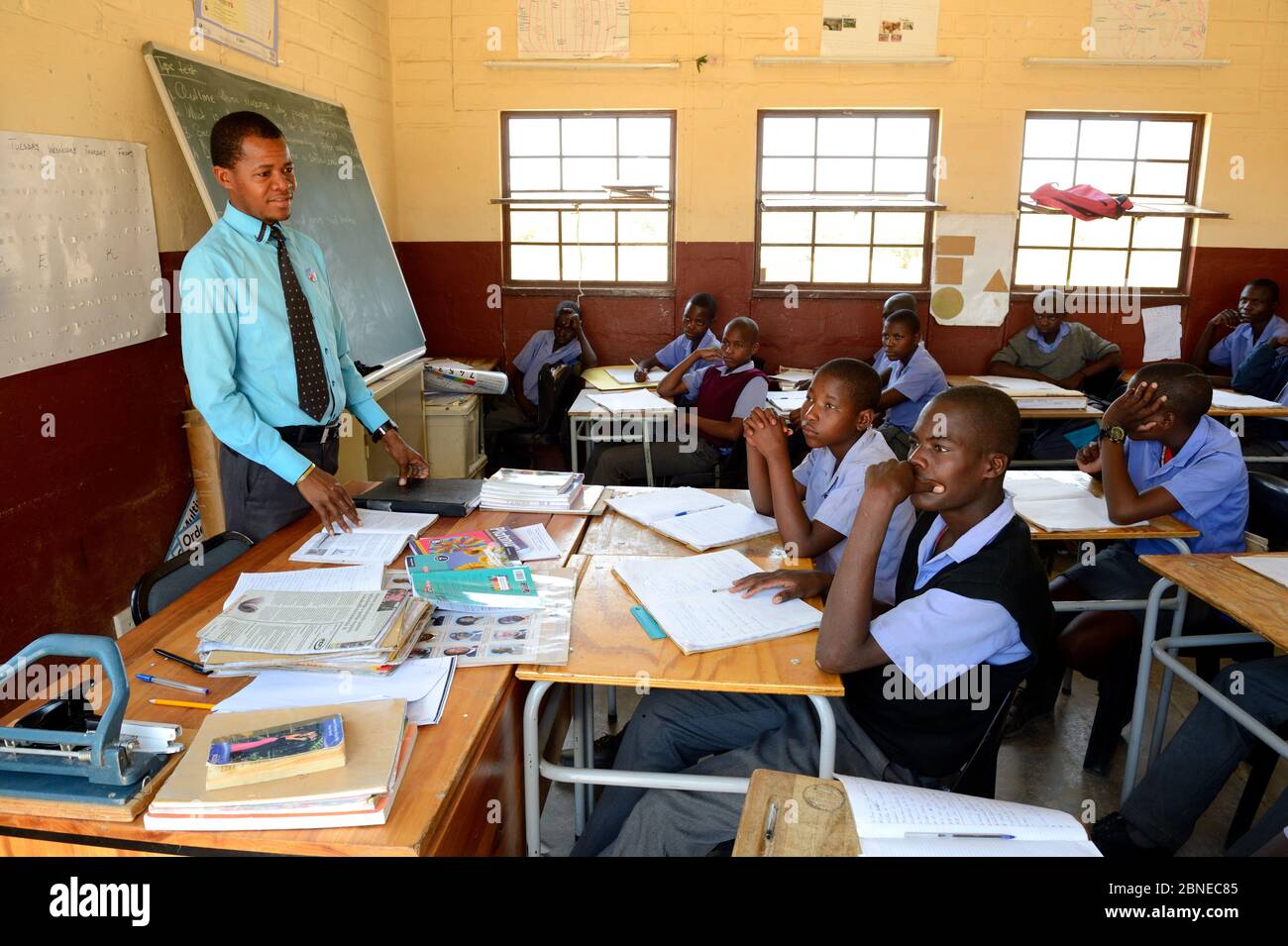 Insegnante e adolescenti che studiano in classe alla scuola di Etanga, Kaokoland, Namibia. Ottobre 2015 Foto Stock
