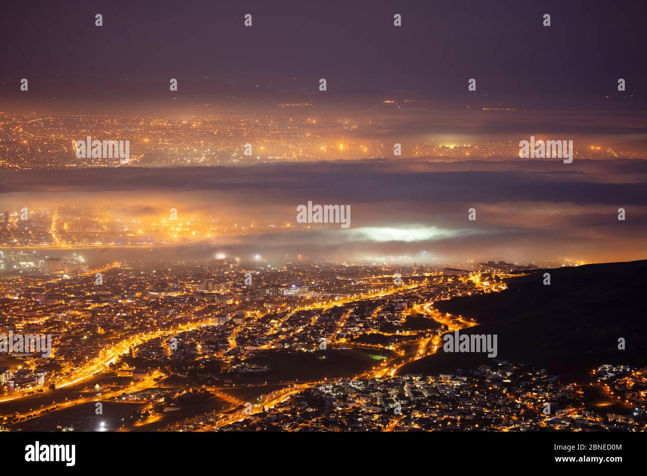 Sea Mist sulla Città del Capo, visto di notte dal Lions Head, Sudafrica Foto Stock