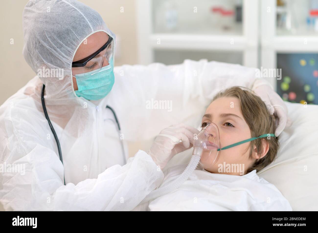 Il medico tratta e intuba un bambino con virus respiratorio Foto Stock