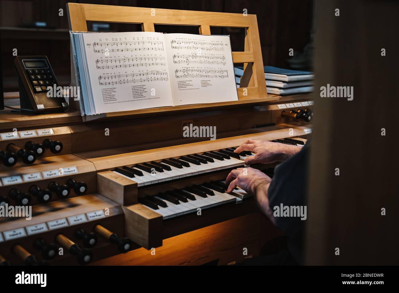 foto di un uomo che suona un organo in una chiesa Foto Stock