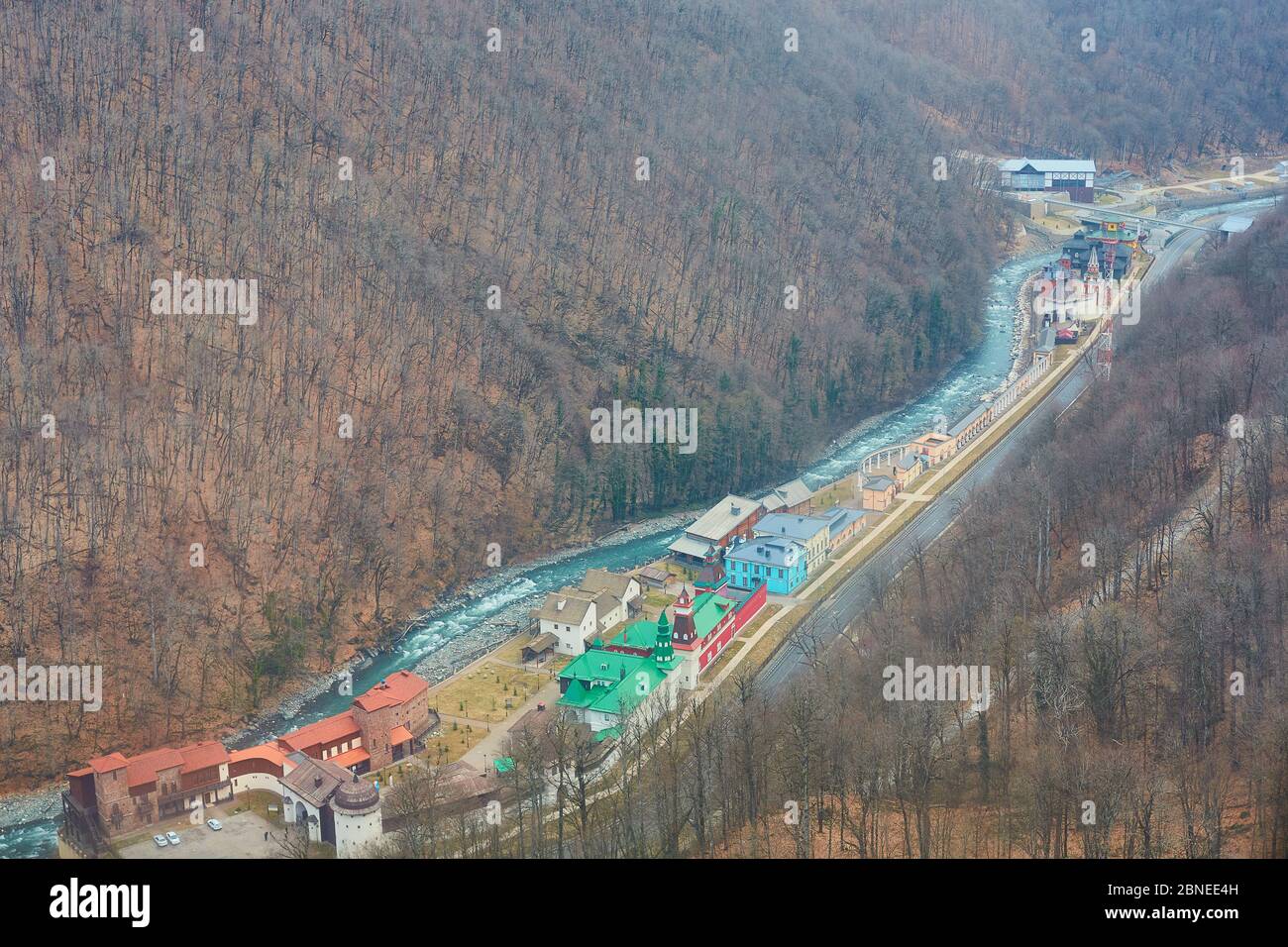 KRASNAYA POLYANA, SOCHI, RUSSIA - 23 FEBBRAIO 2018. Paesaggio di una stazione sciistica. Anelli olimpici nella neve sullo sfondo di Rosa Khutor. Inverno. Foto Stock
