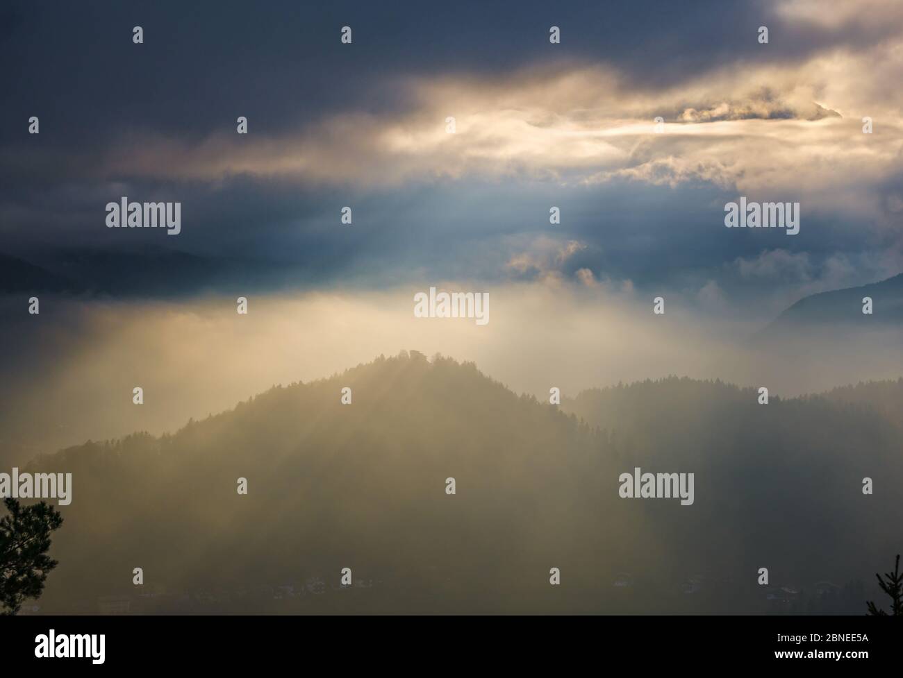 Autunno giorno frizzante Berchtesgadener Terra e il monte Watzmann silhouette frammenti in vista nuvolosa di luce contra dal punto di vista Marxenhohe, prealpi bavaresi, Foto Stock