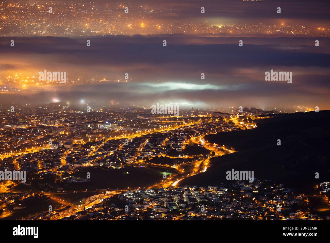 Sea Mist sulla Città del Capo, visto di notte dal Lions Head, Sudafrica Foto Stock
