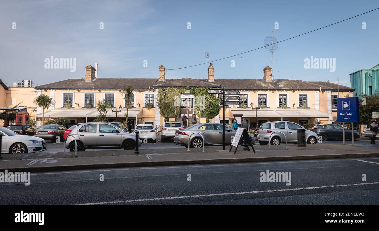 Howth vicino Dublino, Irlanda - 15 febbraio 2019: Vista della stazione ferroviaria Howth DART in un giorno d'inverno Foto Stock