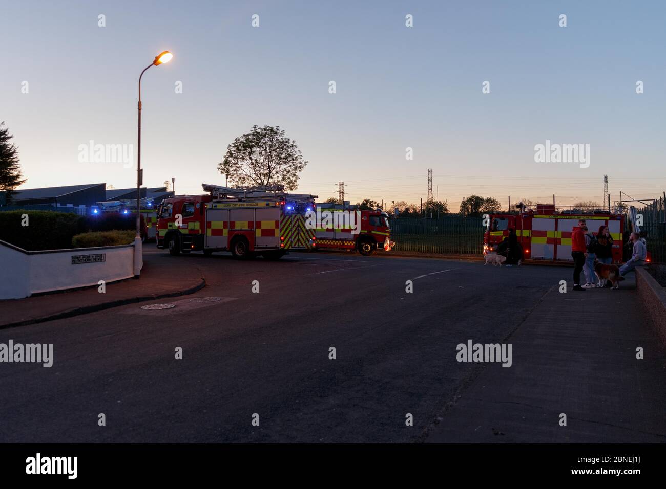 Cork, Irlanda. 14 maggio 2020. Supposta perdita di gas a Ballyvolane, Cork City. Poco dopo le 21:30 questa sera, i Vigili del fuoco di Cork City sono stati avvisati di una potenziale perdita di gas intorno al St Aidans Community College, Dublin Hill, ai residenti nell'area circostante è stato consigliato di rimanere nelle case mentre la causa della perdita è stata identificata. Credit: Damian Coleman/Alamy Live News Foto Stock