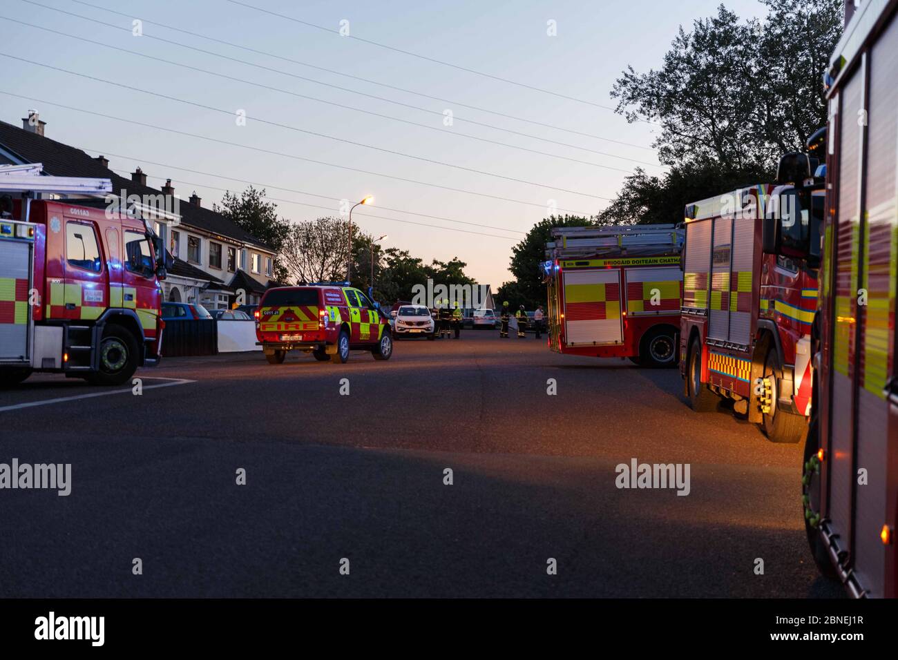 Cork, Irlanda. 14 maggio 2020. Supposta perdita di gas a Ballyvolane, Cork City. Poco dopo le 21:30 questa sera, i Vigili del fuoco di Cork City sono stati avvisati di una potenziale perdita di gas intorno al St Aidans Community College, Dublin Hill, ai residenti nell'area circostante è stato consigliato di rimanere nelle case mentre la causa della perdita è stata identificata. Credit: Damian Coleman/Alamy Live News Foto Stock