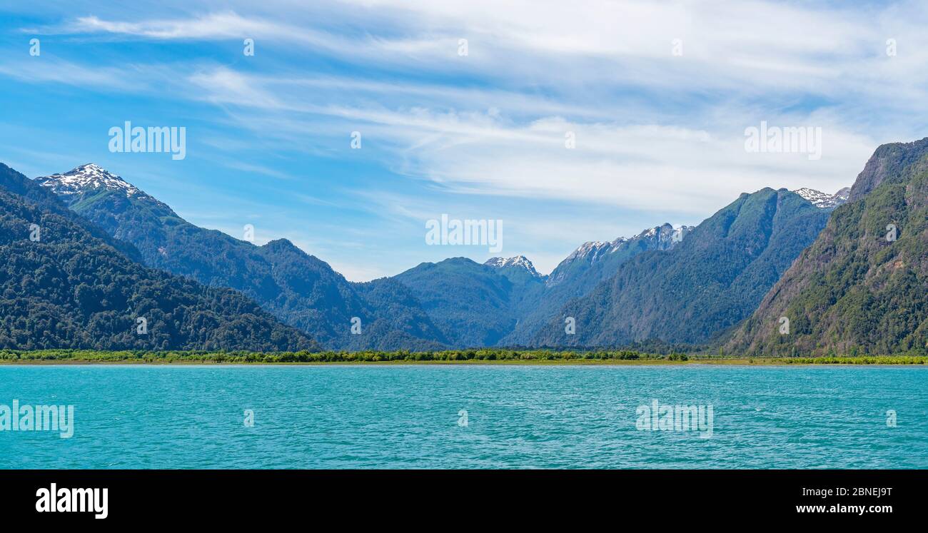 Panorama di tutti i Santi Lago (Lago Todos los Santos) nel Distretto dei Laghi cileno vicino a Puerto Varas e Puerto Montt, Cile. Foto Stock