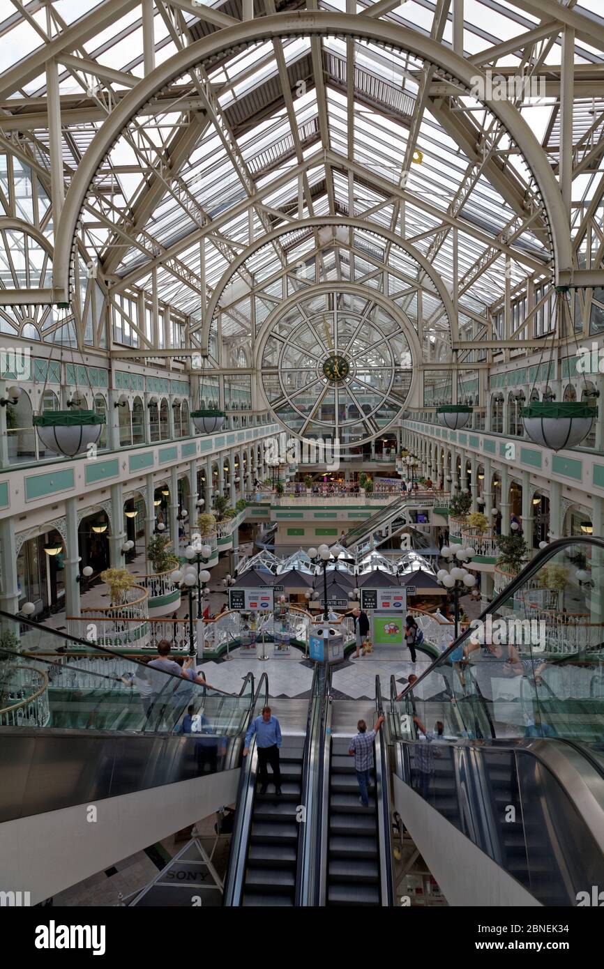 Stephens Green Shopping Centre, Dublino, Eire, Repubblica irlandese - il più grande orologio d'Irlanda Foto Stock