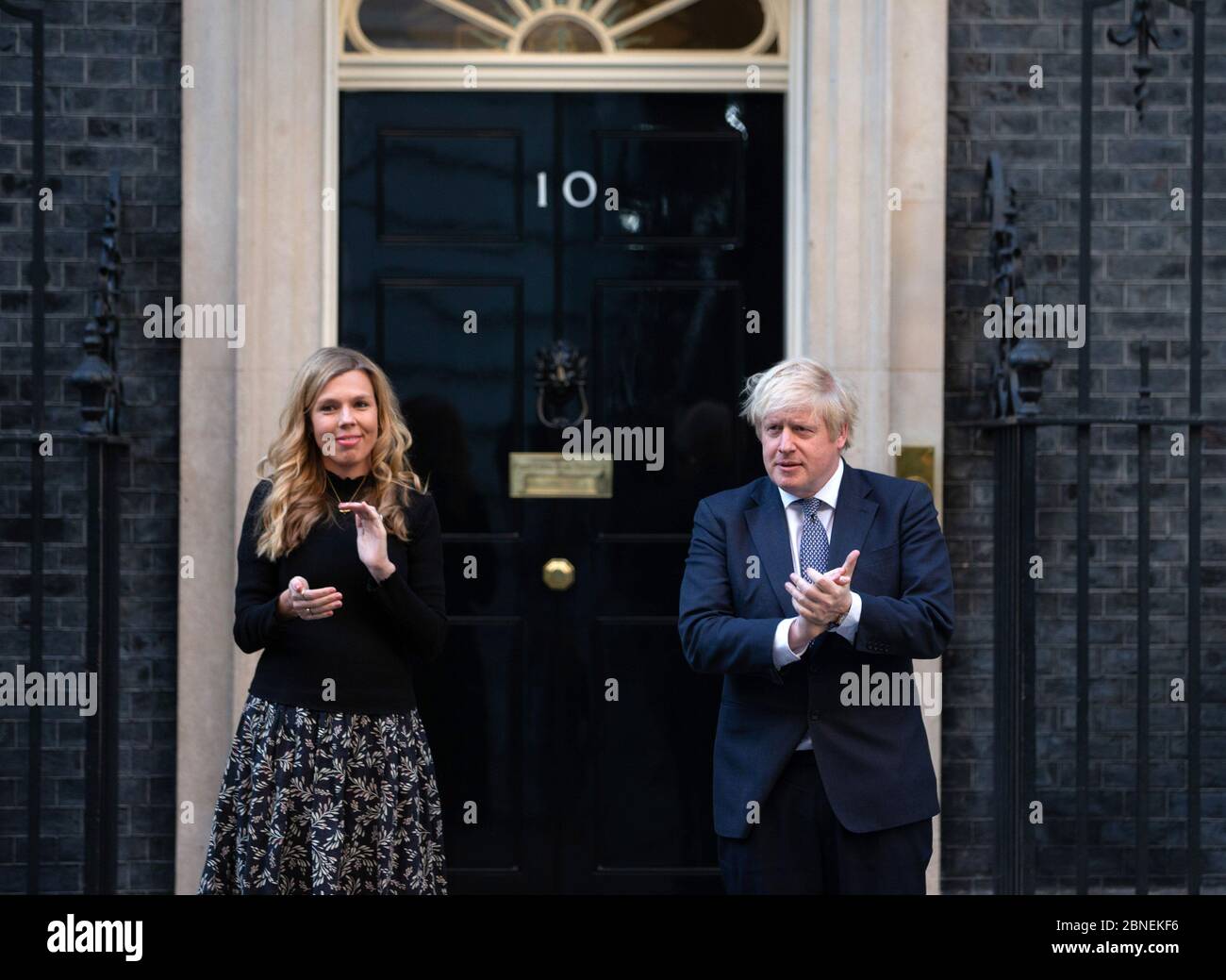 Londra, Regno Unito. 14 maggio 2020. Boris Johnson è unita alla porta del numero 10 dalla sua fidanzata, Carrie Symonds, per fare il clap per gli accompagnatori. È la prima volta che sono stati visti insieme dalla nascita del loro figlio Wilfred. Stanno applaudendo i NHS e gli operatori sanitari. Credit: Mark Thomas/Alamy Live News Foto Stock