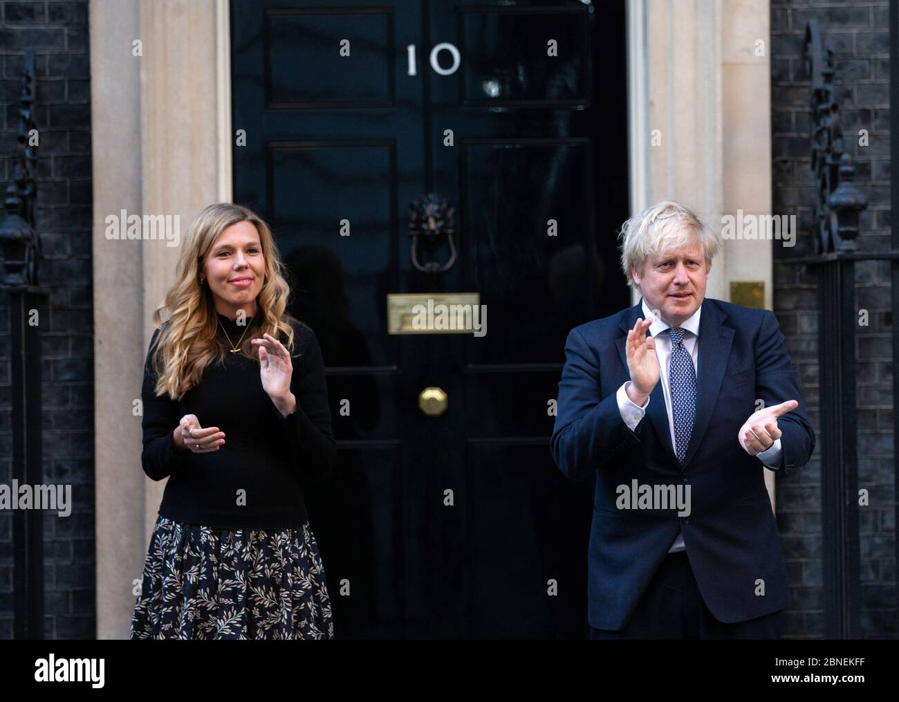 Londra, Regno Unito. 14 maggio 2020. Boris Johnson è unita alla porta del numero 10 dalla sua fidanzata, Carrie Symonds, per fare il clap per gli accompagnatori. È la prima volta che sono stati visti insieme dalla nascita del loro figlio Wilfred. Stanno applaudendo i NHS e gli operatori sanitari. Credit: Mark Thomas/Alamy Live News Foto Stock