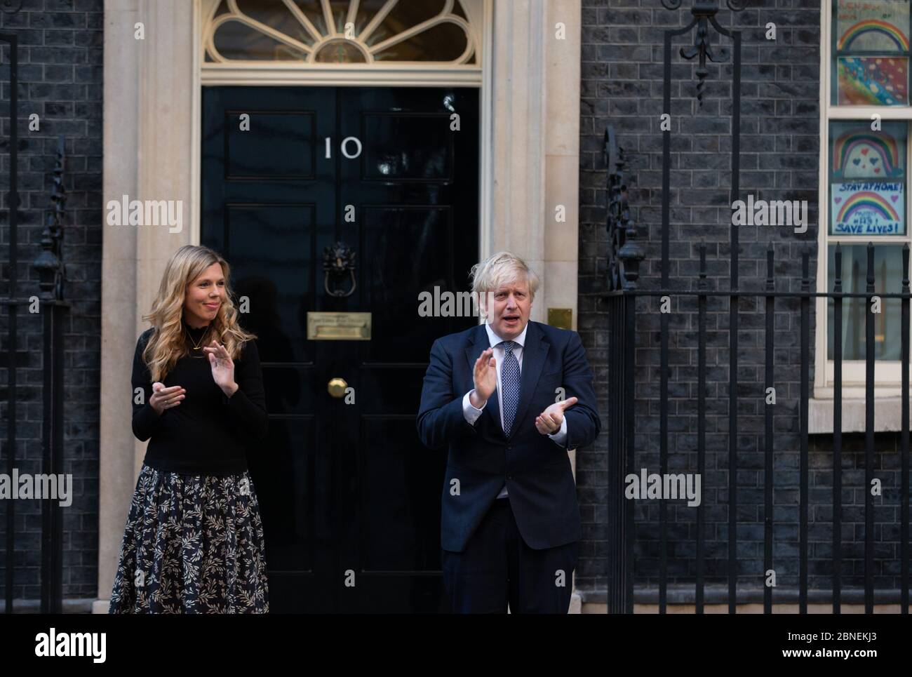 Londra, Regno Unito. 14 maggio 2020. Boris Johnson è unita alla porta del numero 10 dalla sua fidanzata, Carrie Symonds, per fare il clap per gli accompagnatori. È la prima volta che sono stati visti insieme dalla nascita del loro figlio Wilfred. Stanno applaudendo i NHS e gli operatori sanitari. Credit: Mark Thomas/Alamy Live News Foto Stock